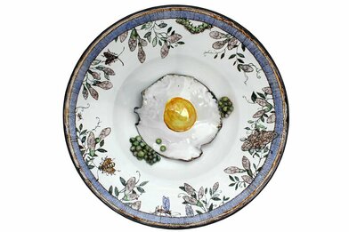 Show dish fried egg with peas